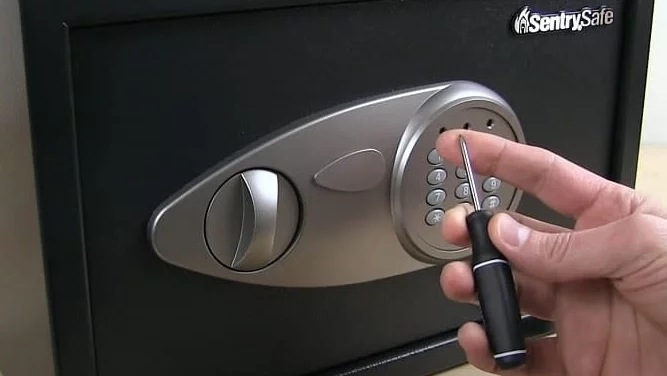 Opening the Safe Without Key