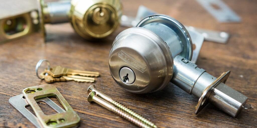 What's the difference between a latch and a deadbolt?